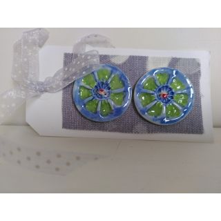 Two flower buttons on a card